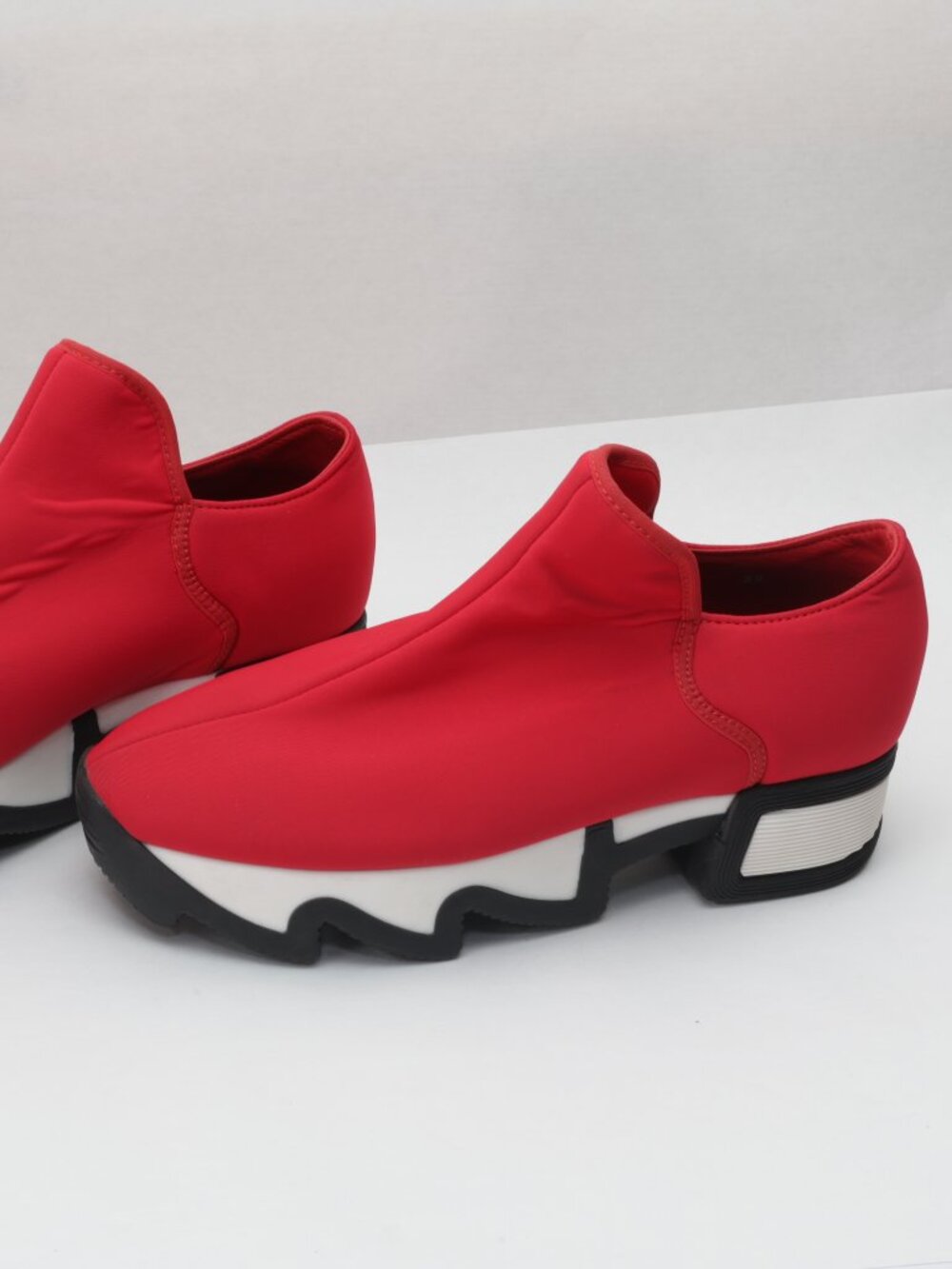 iRi Women’s Red Slip-On Low Top Athletic Sneakers Solid Rubber Outsole UA 7.5-8